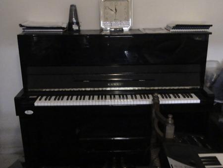 c mon piano acoustic ou je passe tous mon temps c ma vie